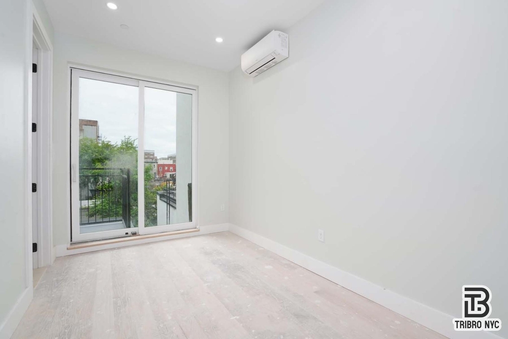 92 Manhattan Avenue - Photo 2