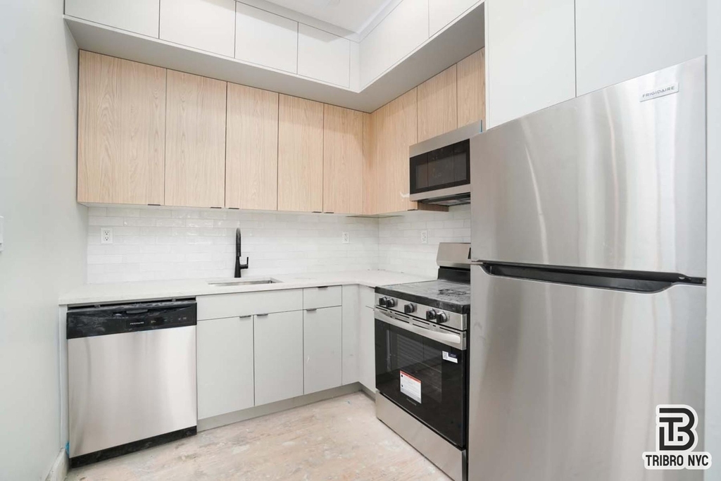 92 Manhattan Avenue - Photo 0