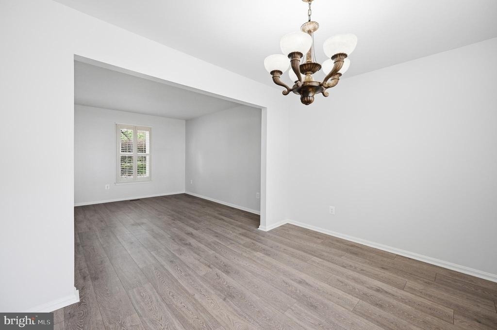10609 Oxford Court - Photo 2