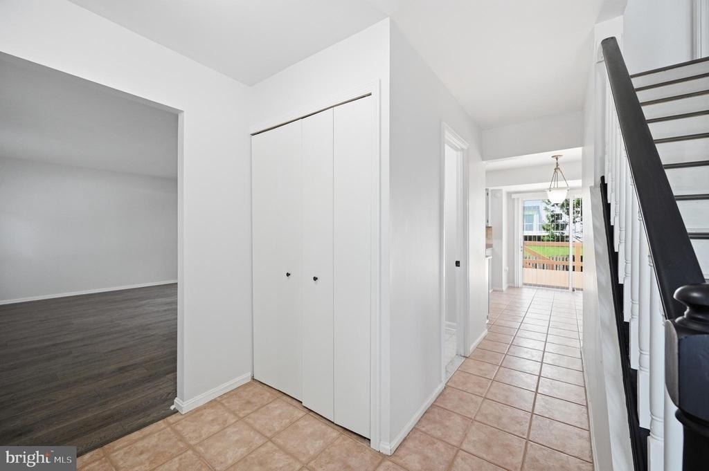 10609 Oxford Court - Photo 8