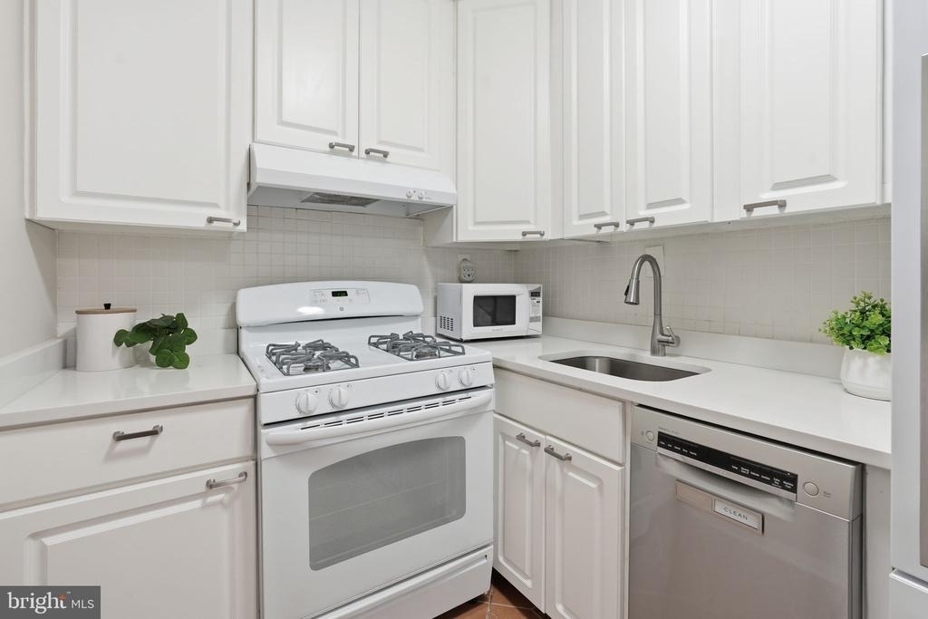 801 N Pitt Street - Photo 6
