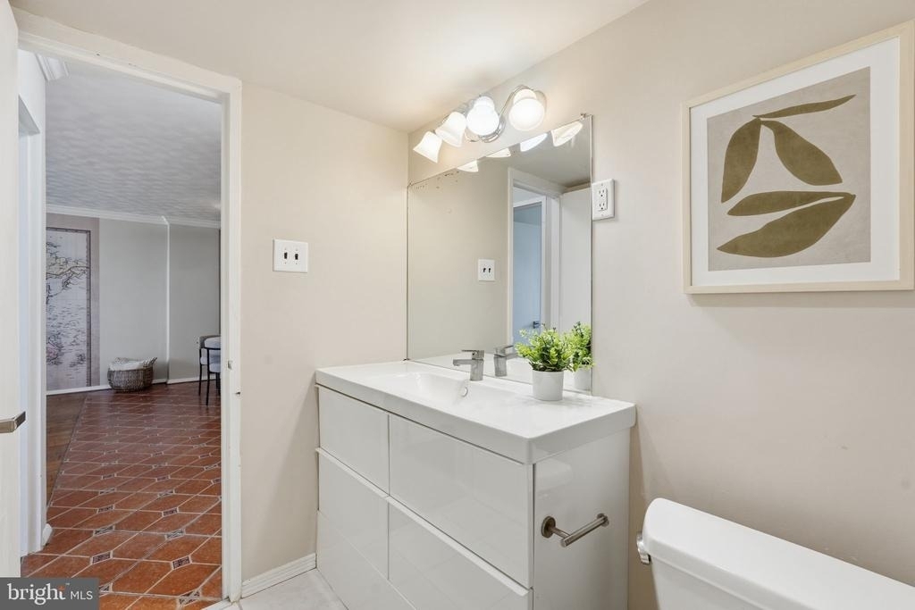 801 N Pitt Street - Photo 9