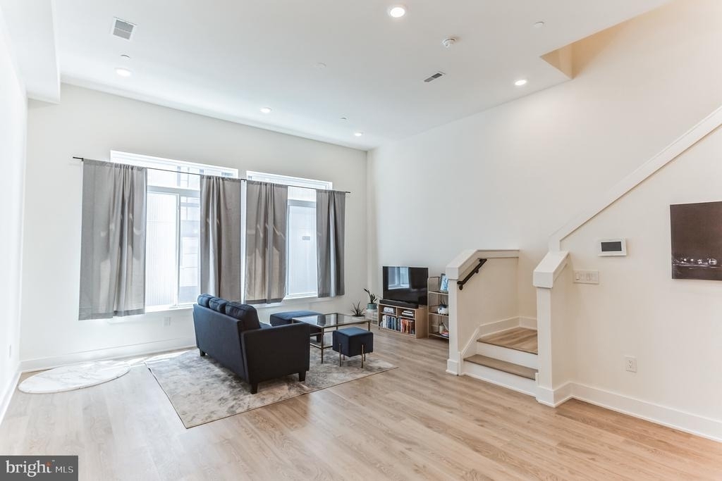 1115 N American Street - Photo 2