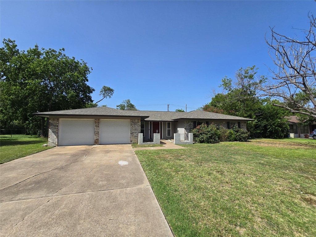 205 E Cherokee Dr - Photo 0