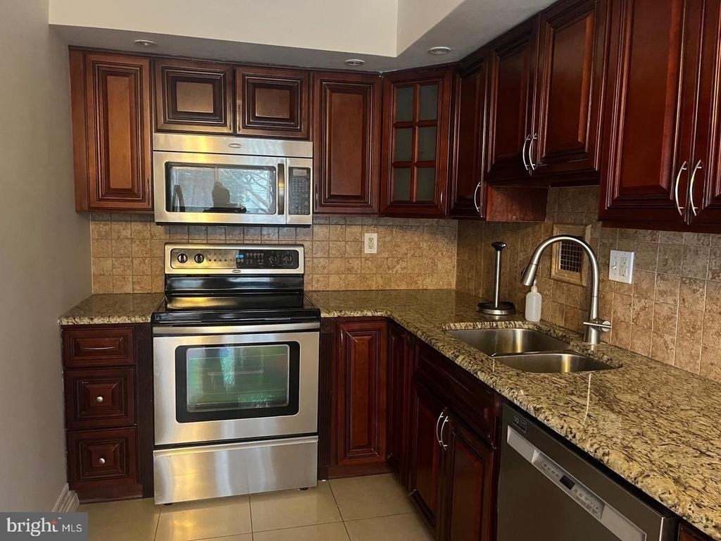 105 Montrose Avenue - Photo 6