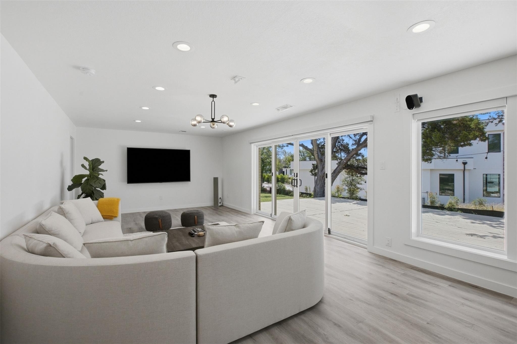 8901 Grandview Dr - Photo 15