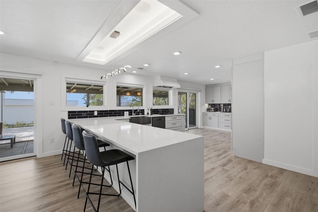 8901 Grandview Dr - Photo 11