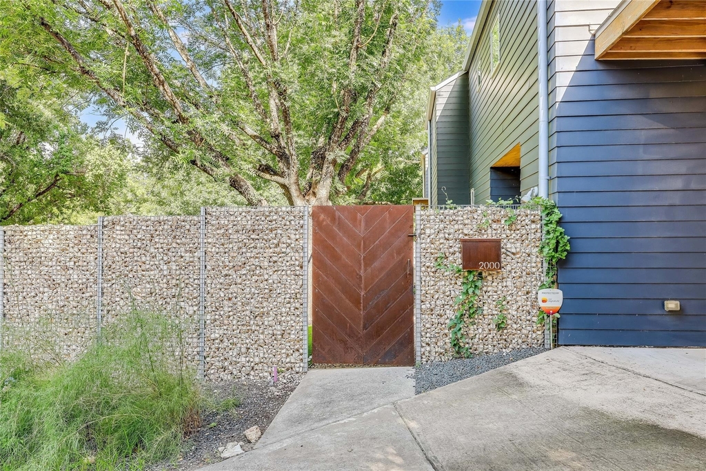 2000 Kenwood Ave - Photo 1