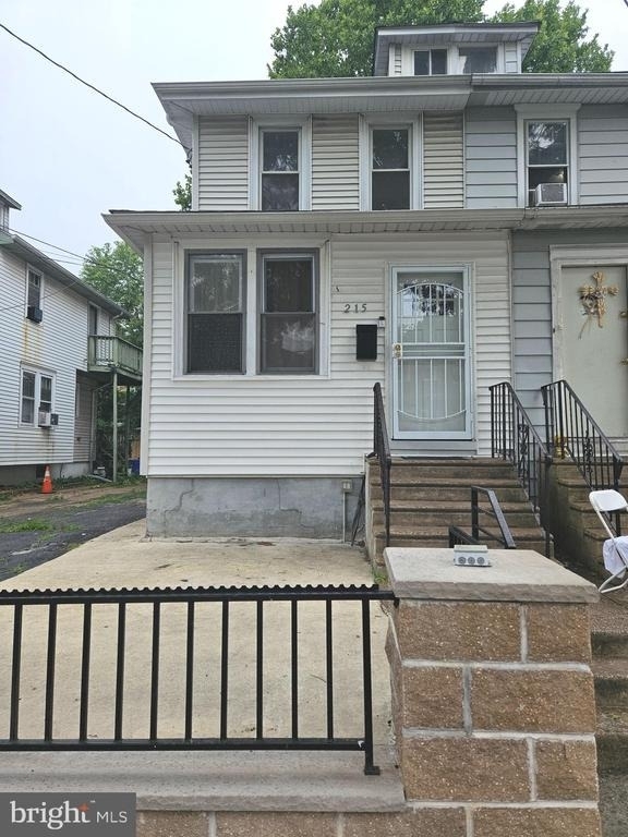 215 Chestnut Avenue - Photo 0