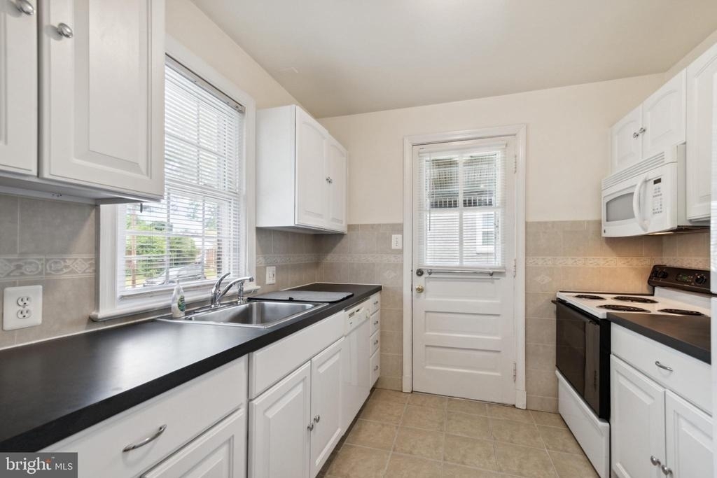 9923 Mayfield Drive - Photo 7