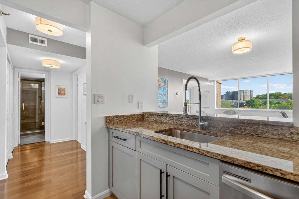 10101 Grosvenor Place - Photo 5