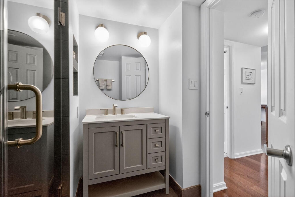 10101 Grosvenor Place - Photo 8