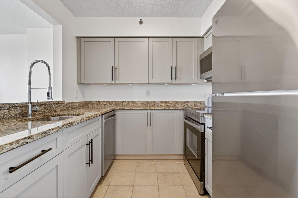10101 Grosvenor Place - Photo 4