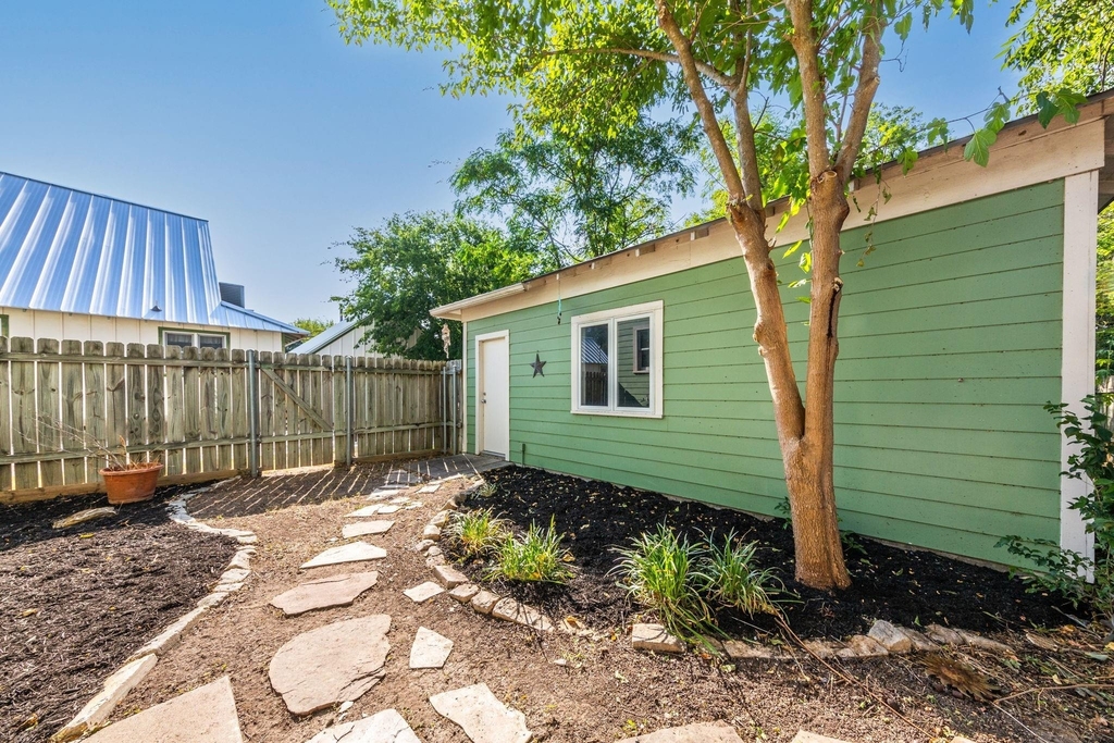 1608 E 19th St - Photo 31
