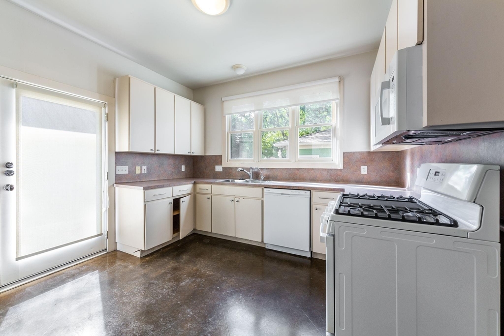 1608 E 19th St - Photo 12