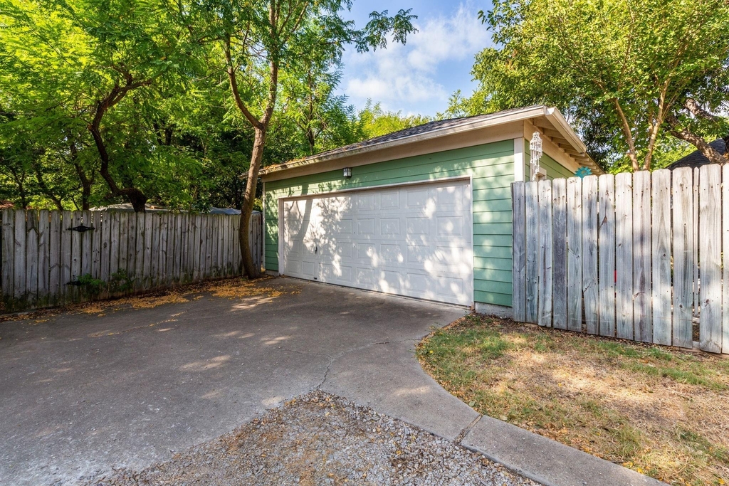 1608 E 19th St - Photo 32