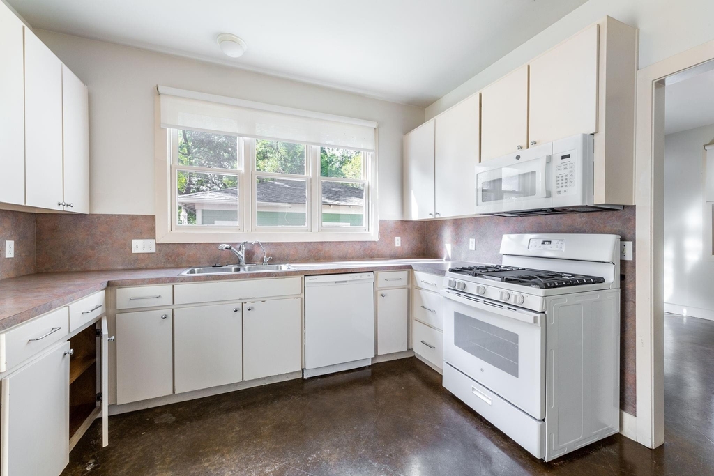 1608 E 19th St - Photo 14