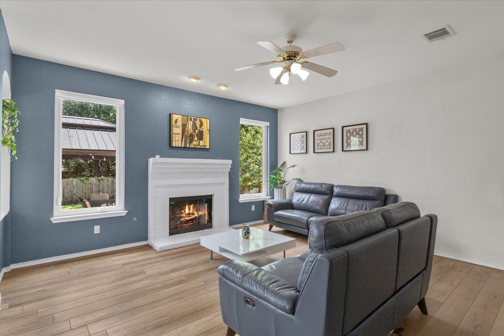 706 Hilltop Dr - Photo 4