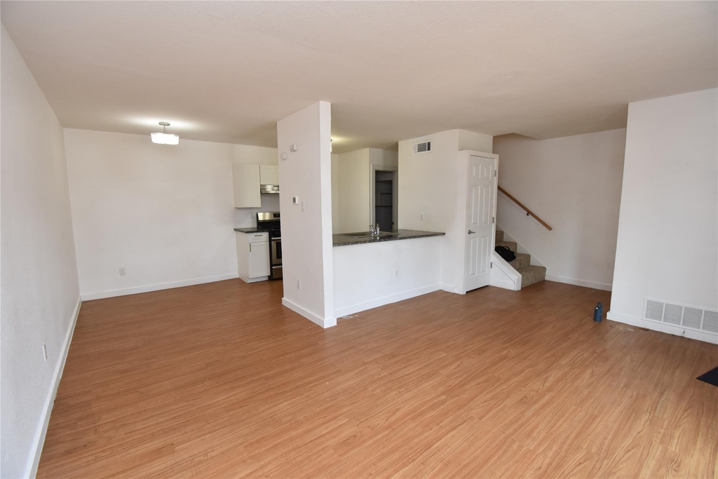300 E Croslin St - Photo 2