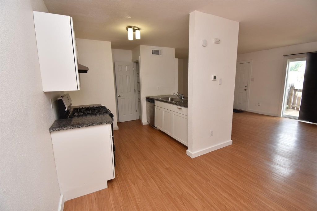 300 E Croslin St - Photo 1