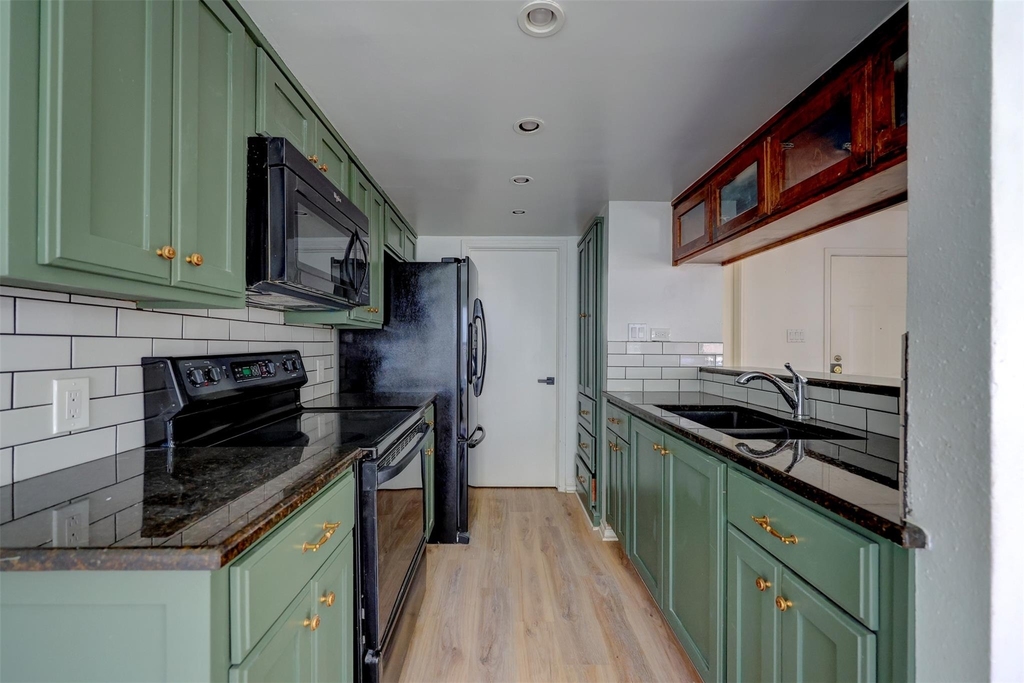 512 Eberhart Ln - Photo 9