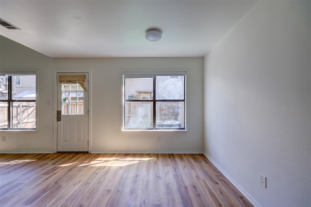 512 Eberhart Ln - Photo 8