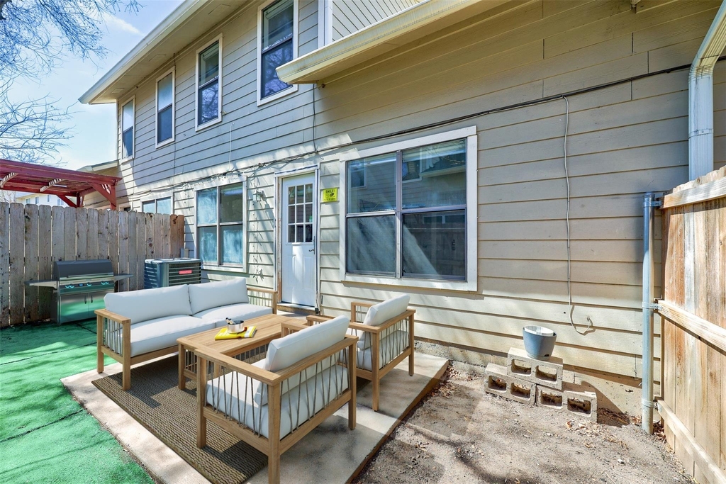 512 Eberhart Ln - Photo 3