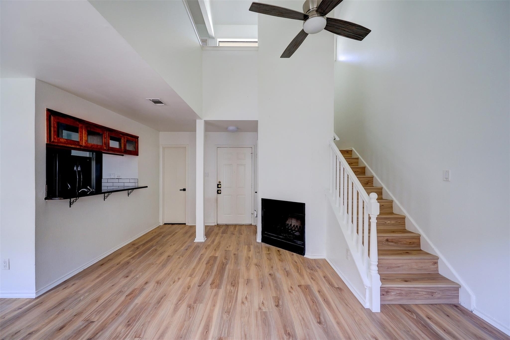 512 Eberhart Ln - Photo 18