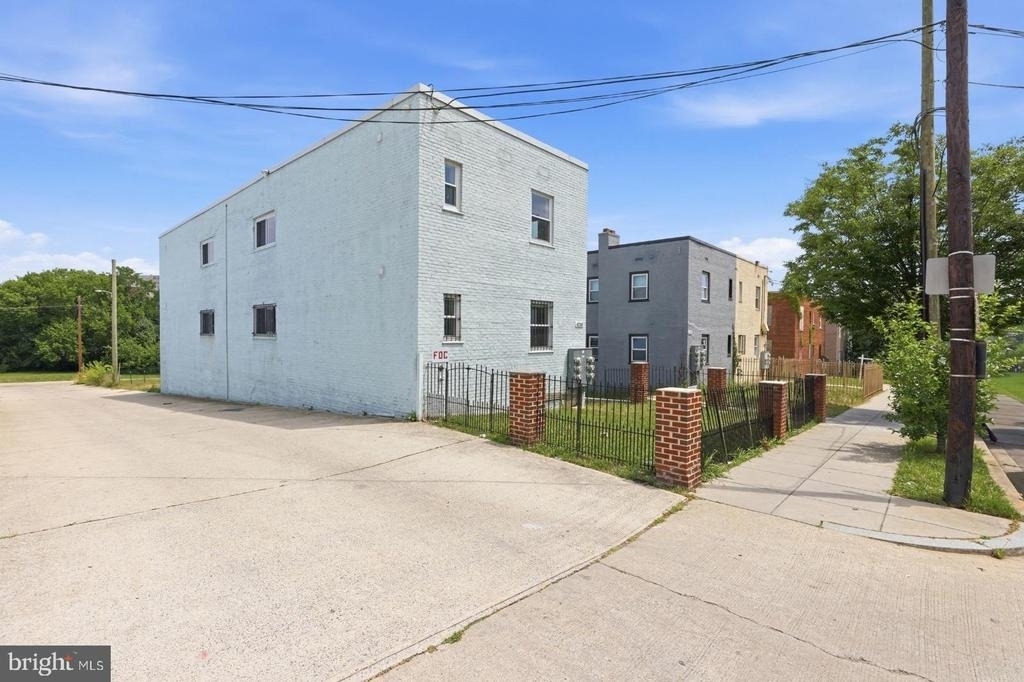 4230 6th Street Se - Photo 2