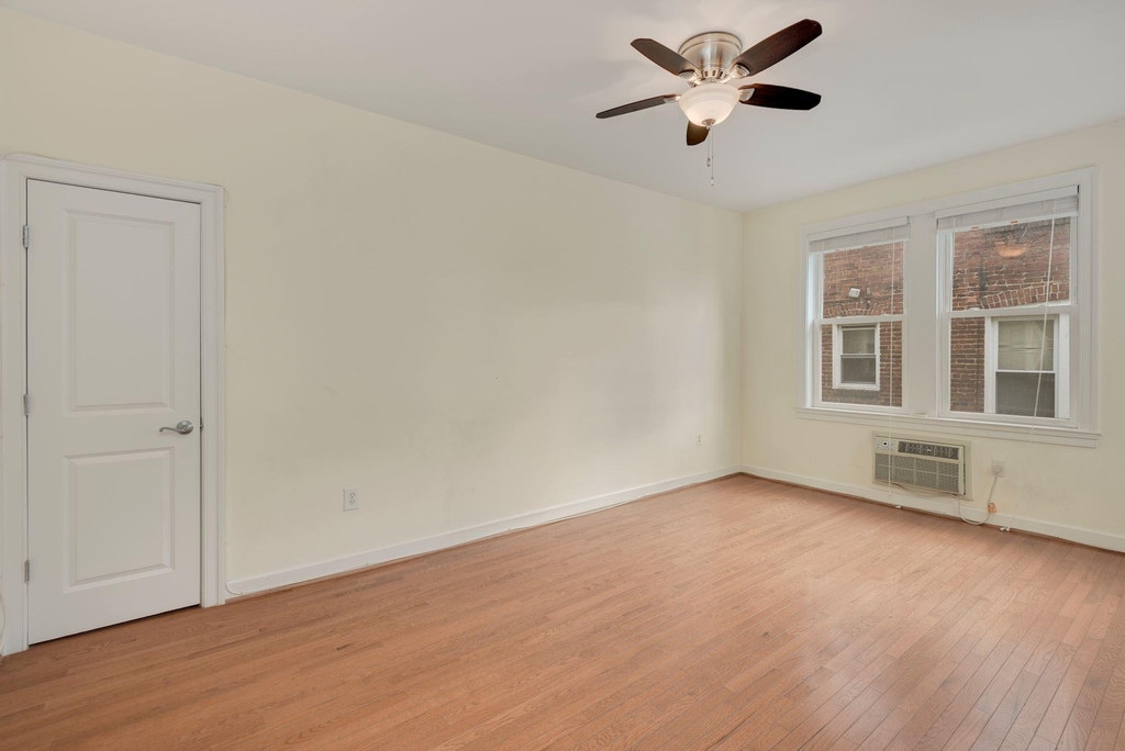 1815 A Street Se - Photo 2
