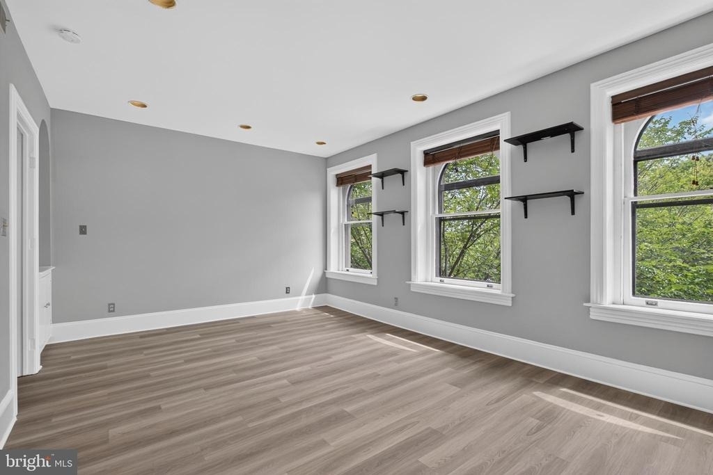 705 8th Street Se - Photo 5