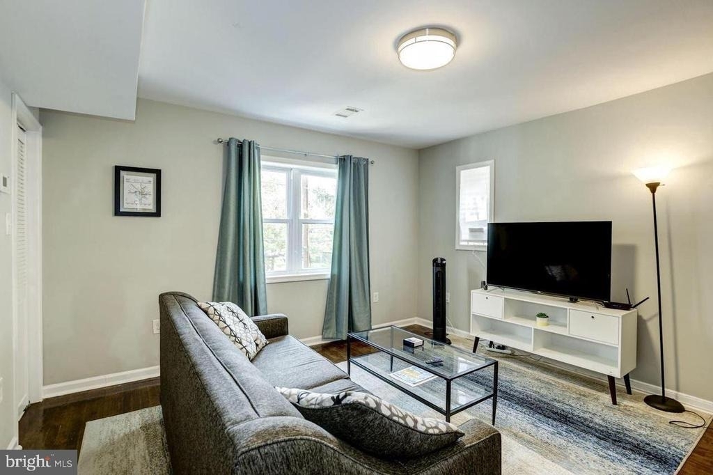 515 Oakwood Street Se - Photo 2