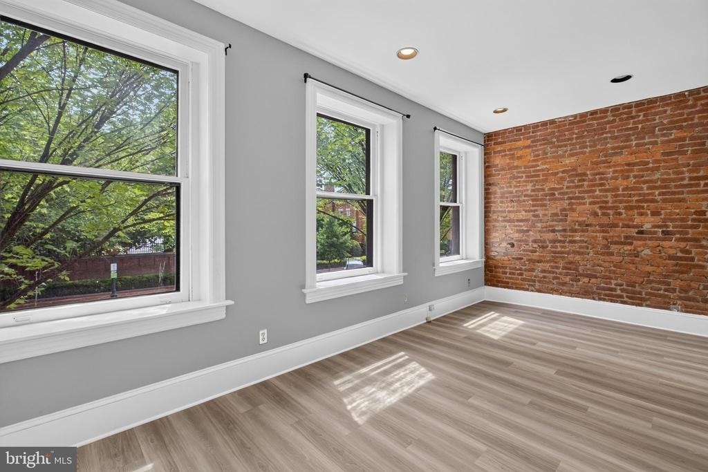 705 8th Street Se - Photo 4