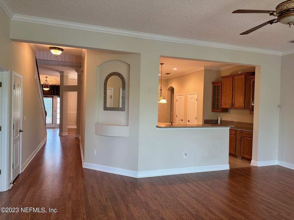 1439 Barrington Circle - Photo 4
