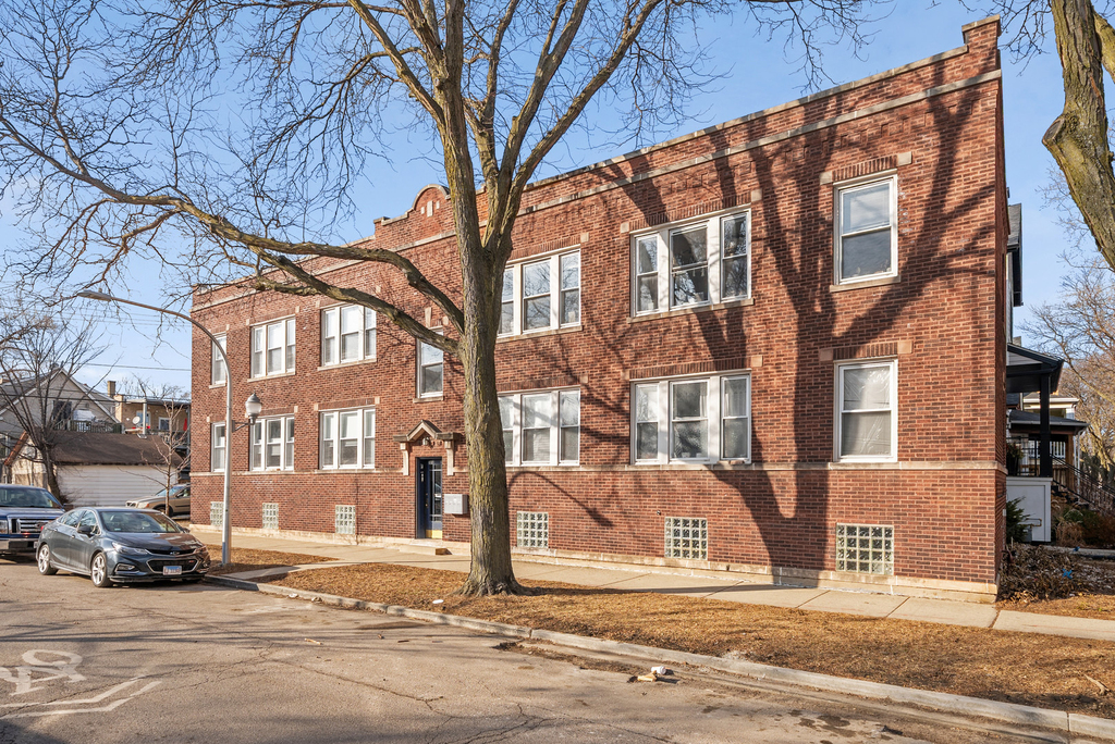 3008 W Cullom Avenue - Photo 0