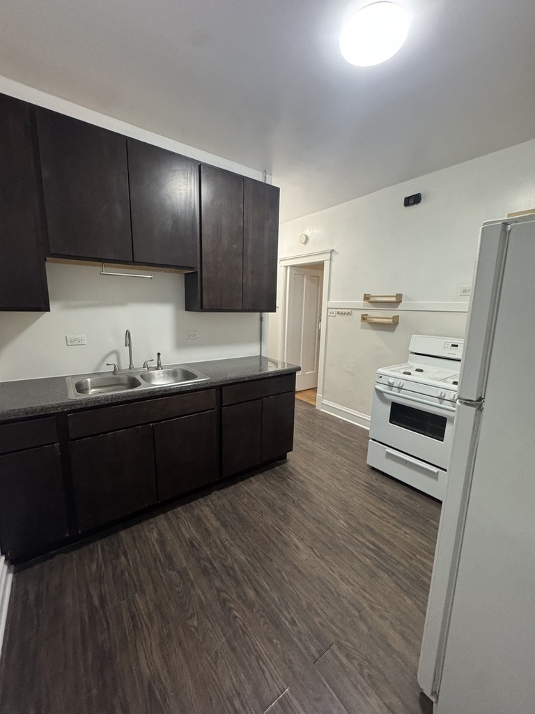 3008 W Cullom Avenue - Photo 1