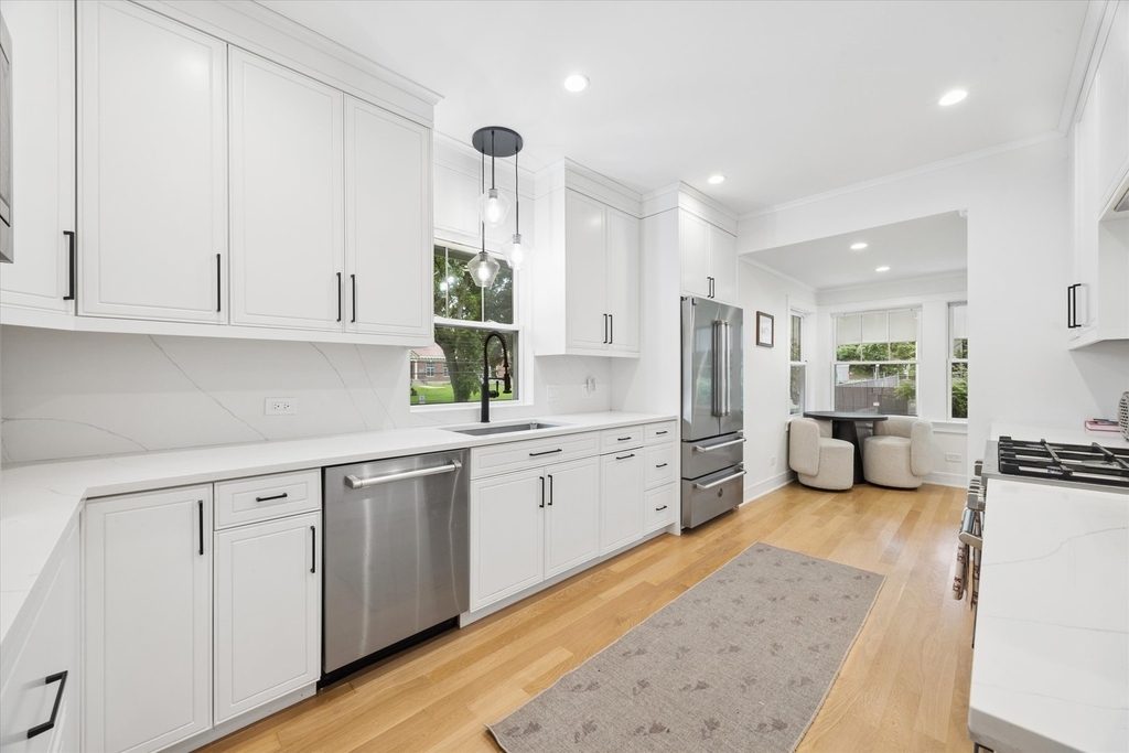 146 E Maple Street - Photo 4
