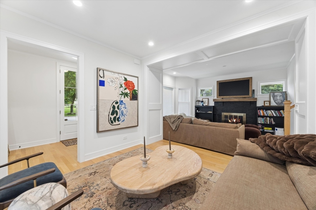 146 E Maple Street - Photo 3