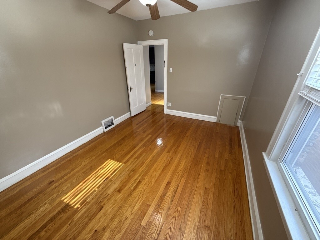 5327 W Wolfram Street - Photo 12