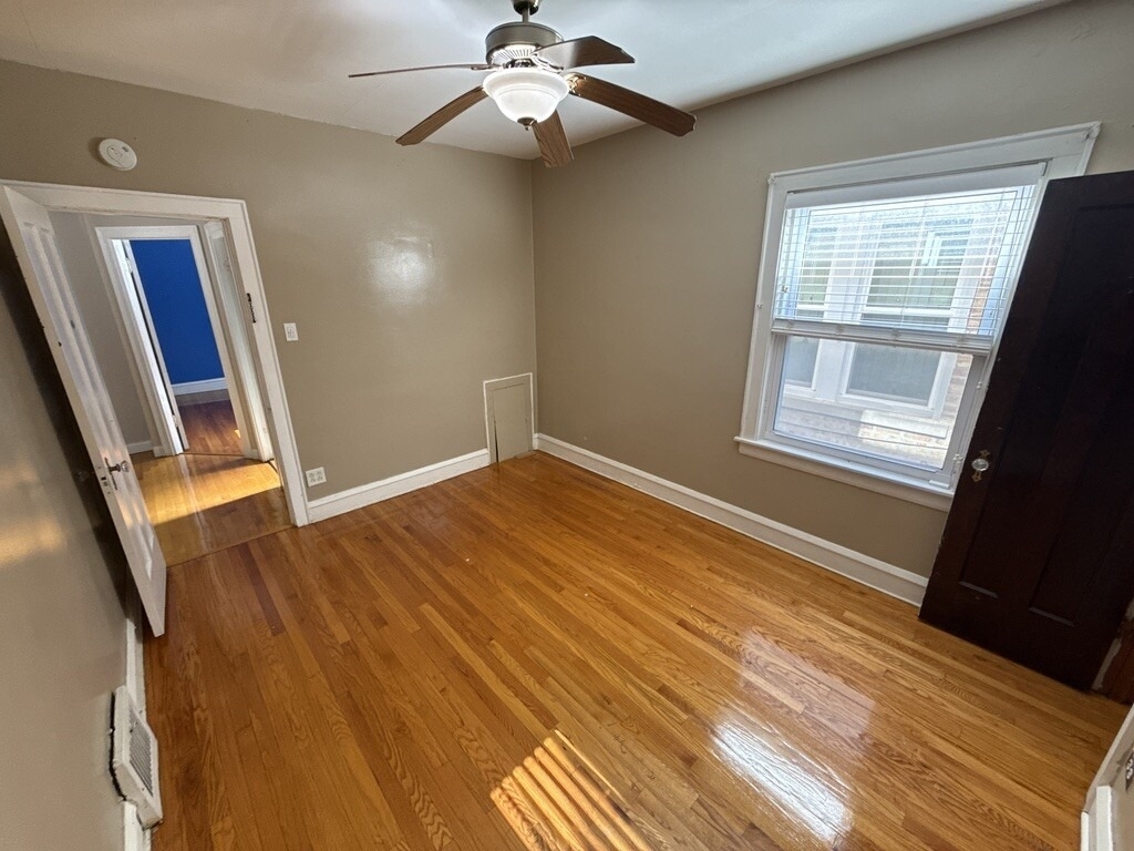 5327 W Wolfram Street - Photo 11