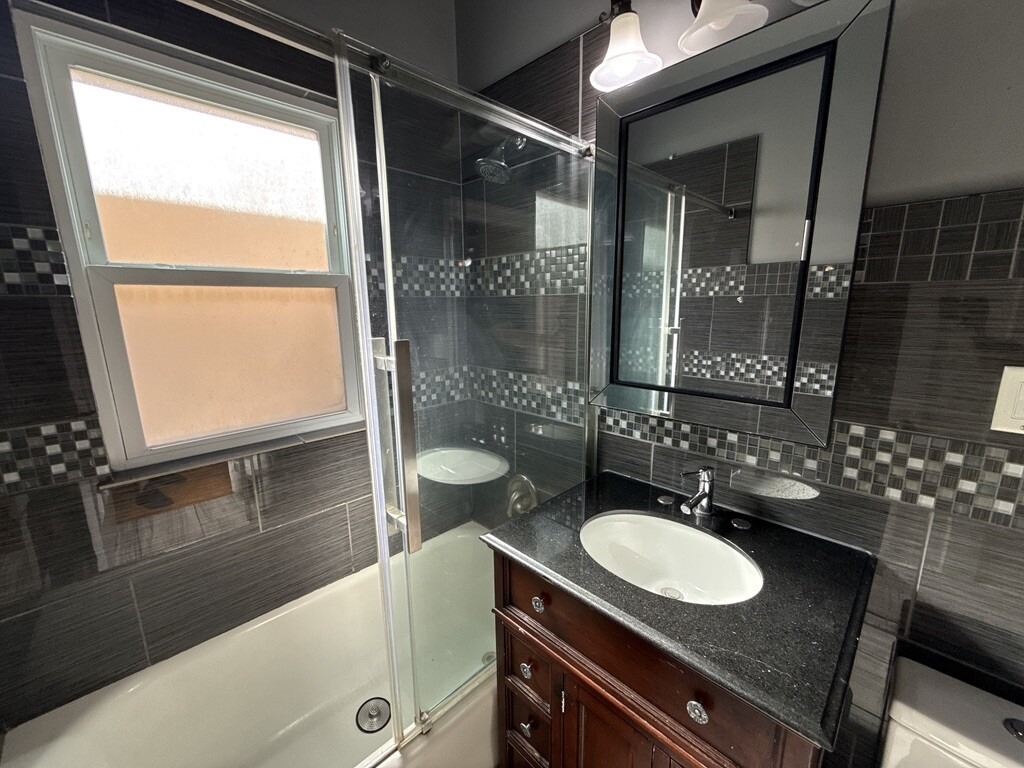 5327 W Wolfram Street - Photo 9