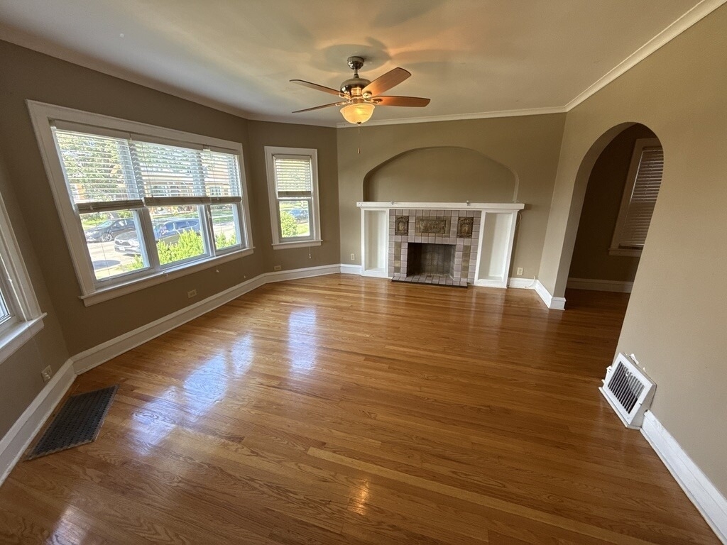 5327 W Wolfram Street - Photo 1