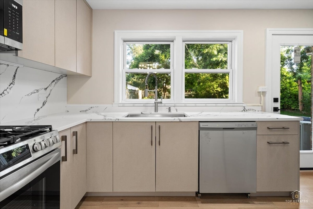 463 Longfellow Avenue - Photo 8