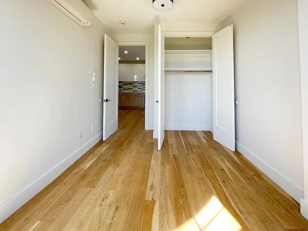 Bedford Avenue - Photo 3