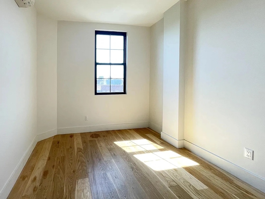 Bedford Avenue - Photo 2