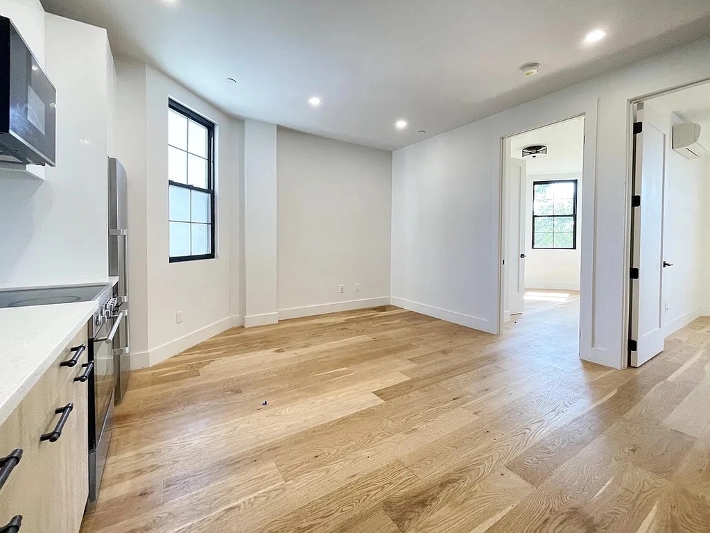 Bedford Avenue - Photo 4