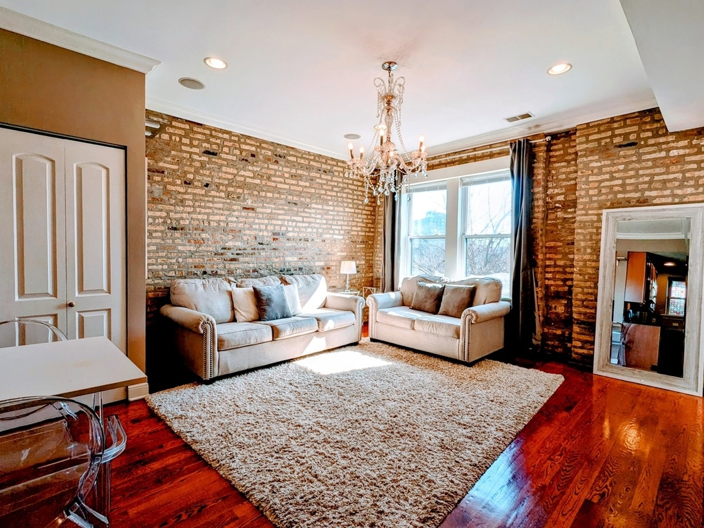 6146 N Ravenswood Avenue - Photo 1
