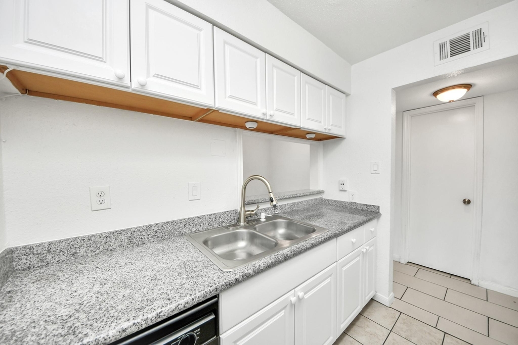 1701 Upland Drive - Photo 10