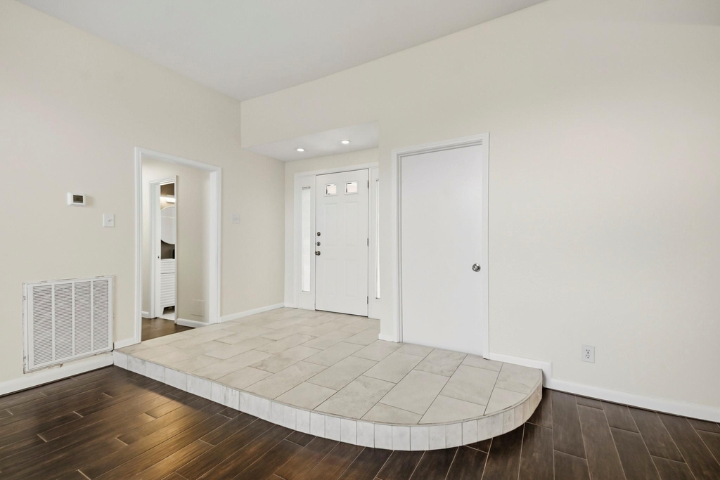 830 Seacliff Drive - Photo 2