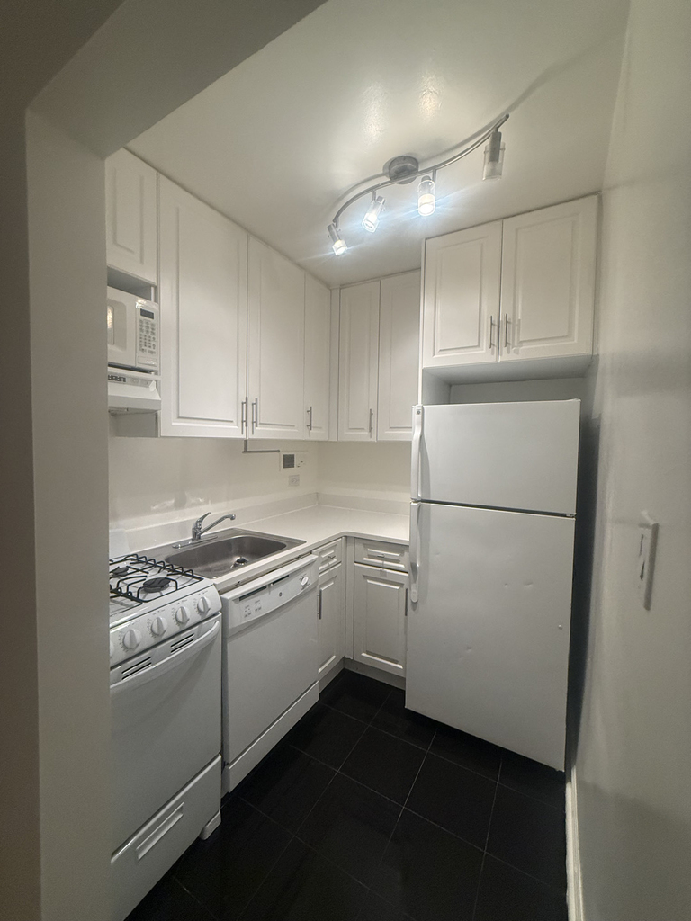 191 East 76th Street - Photo 8